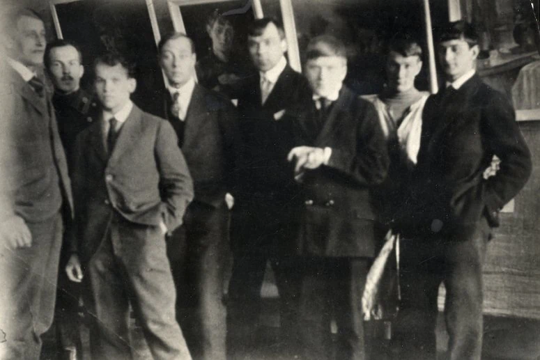 Latviešu mākslinieki Penzas mākslas skolā. 1916. Fotogrāfija. No kreisās: Kārlis Johansons, Kārlis Baltgailis, Romans Suta, Jēkabs Kazaks, nezināms, Ernests Brastiņš, Valdemārs Tone, Konrāds Ubāns. SBM kolekcija. Skenējums.